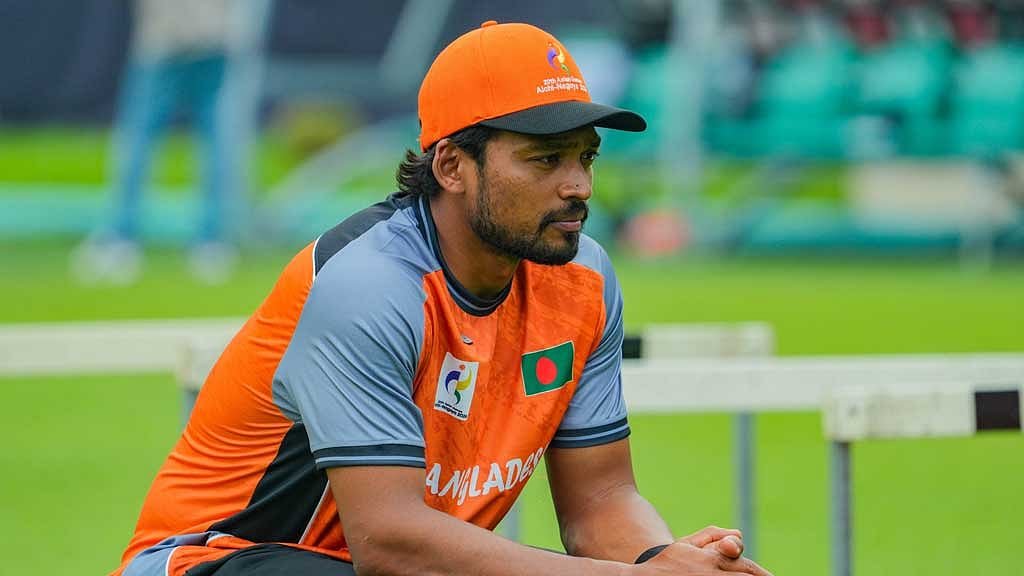 দলের সঙ্গে যাচ্ছেন না শান্ত, আবু ধাবি টেস্টে খেলা নিয়ে শঙ্কা কতটা